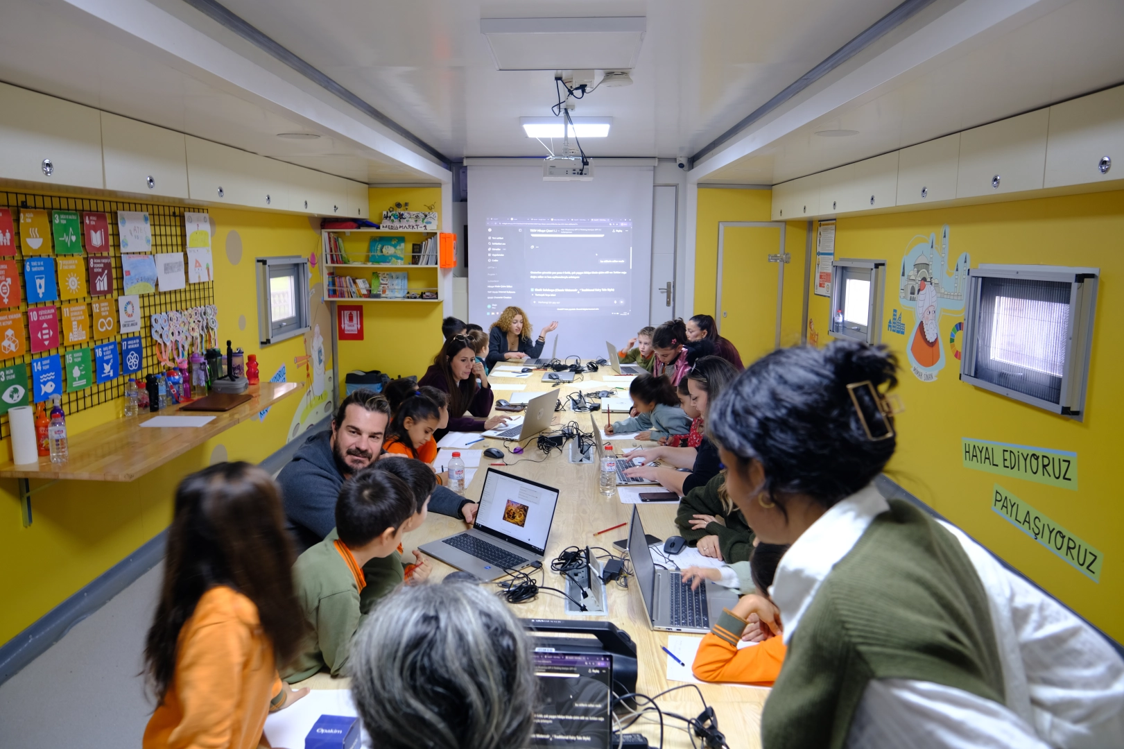 Kahramanmaraş'ta &Ccedil;ocuklar Yapay Zek&acirc; Masal At&ouml;lyesiyle Kendi Masallarını Yazdı