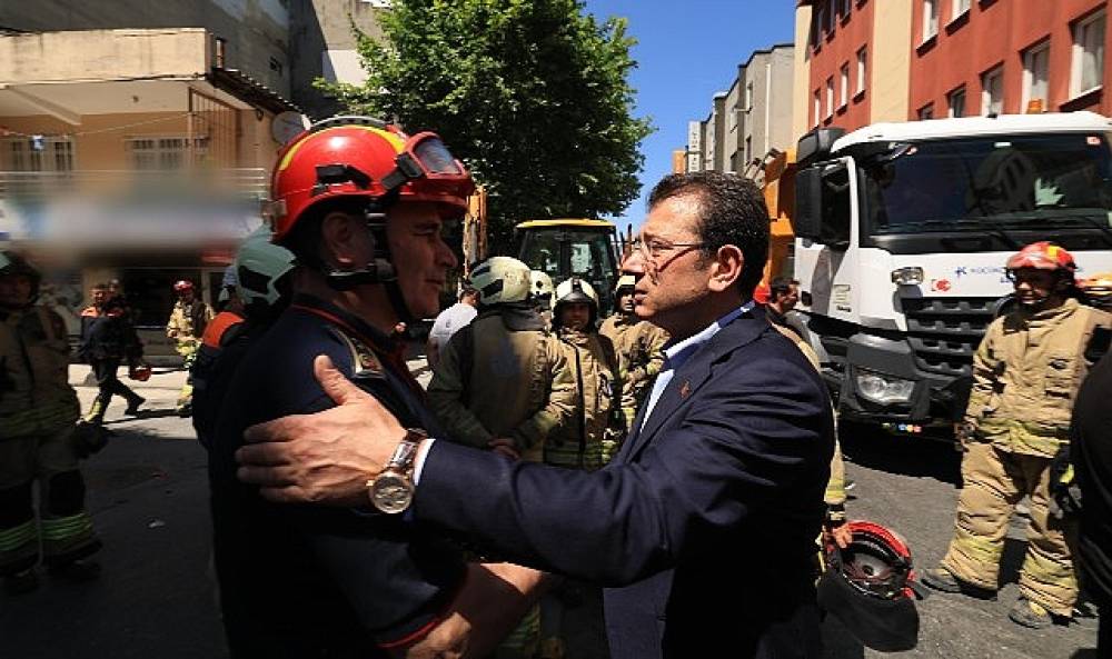 Ekrem İmamoğlu, Küçükçekmece'de çöken binanın enkazında incelemelerde bulunduktan sonra, gazetecilere konuyla ilgili açıklama yaptı
