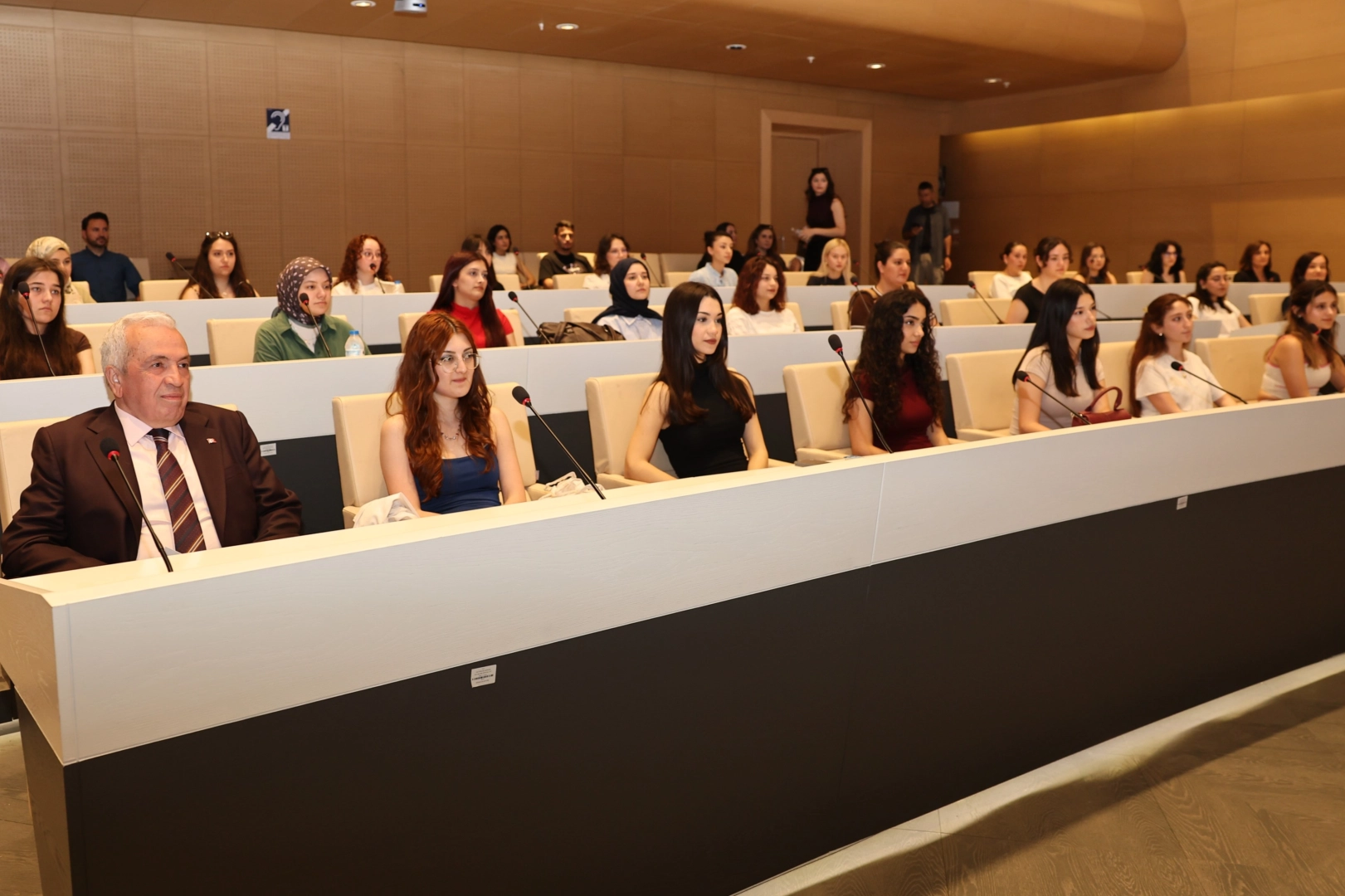 Gen&ccedil;ler Nil&uuml;fer&rsquo;de Geleceğe Hazırlanıyor