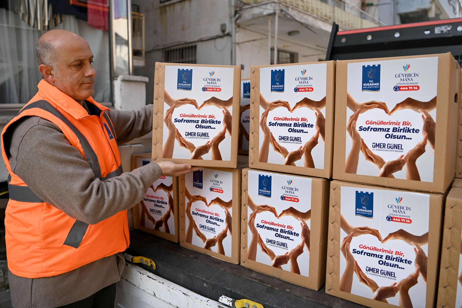 Kuşadası&rsquo;nda G&ouml;n&uuml;ller Bir, Sofralar Birlikte