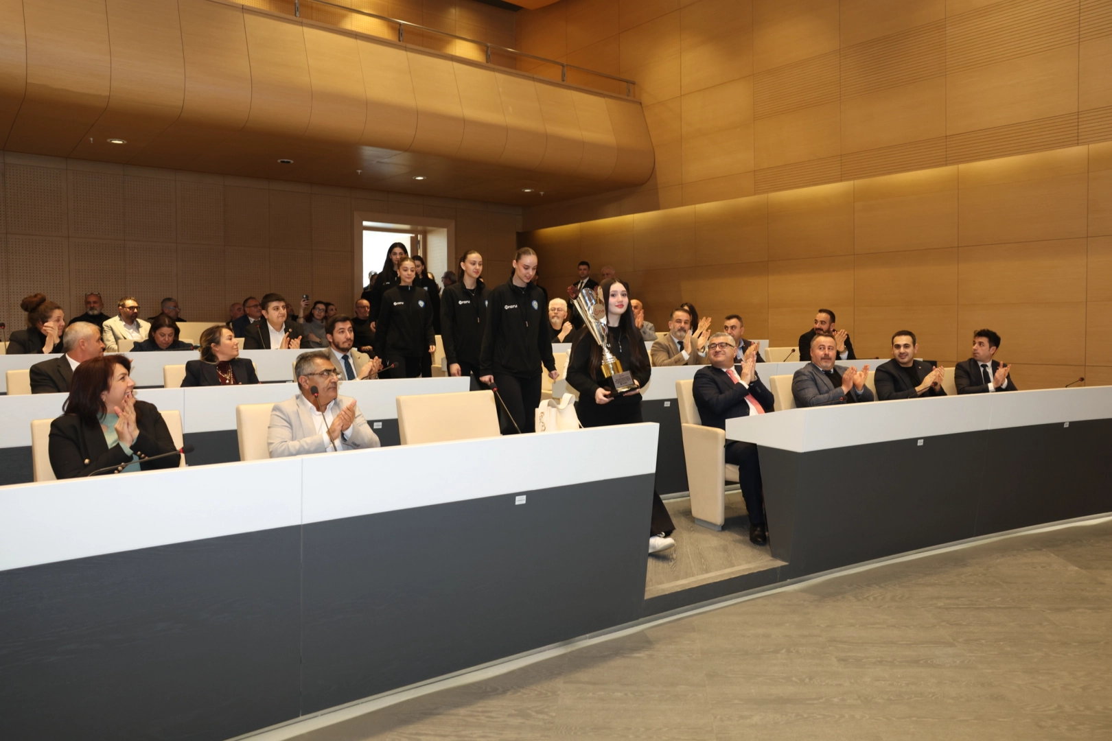 Nil&uuml;fer&rsquo;in Gen&ccedil; Sporcuları Başarılarını Belediye Meclisinde Paylaştı