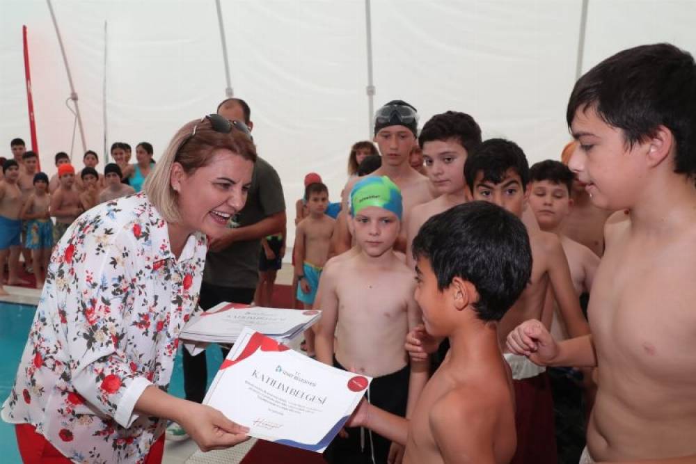İzmit'te geleceğin yüzücüleri 'Fatma Abla'larından sertifikalandı