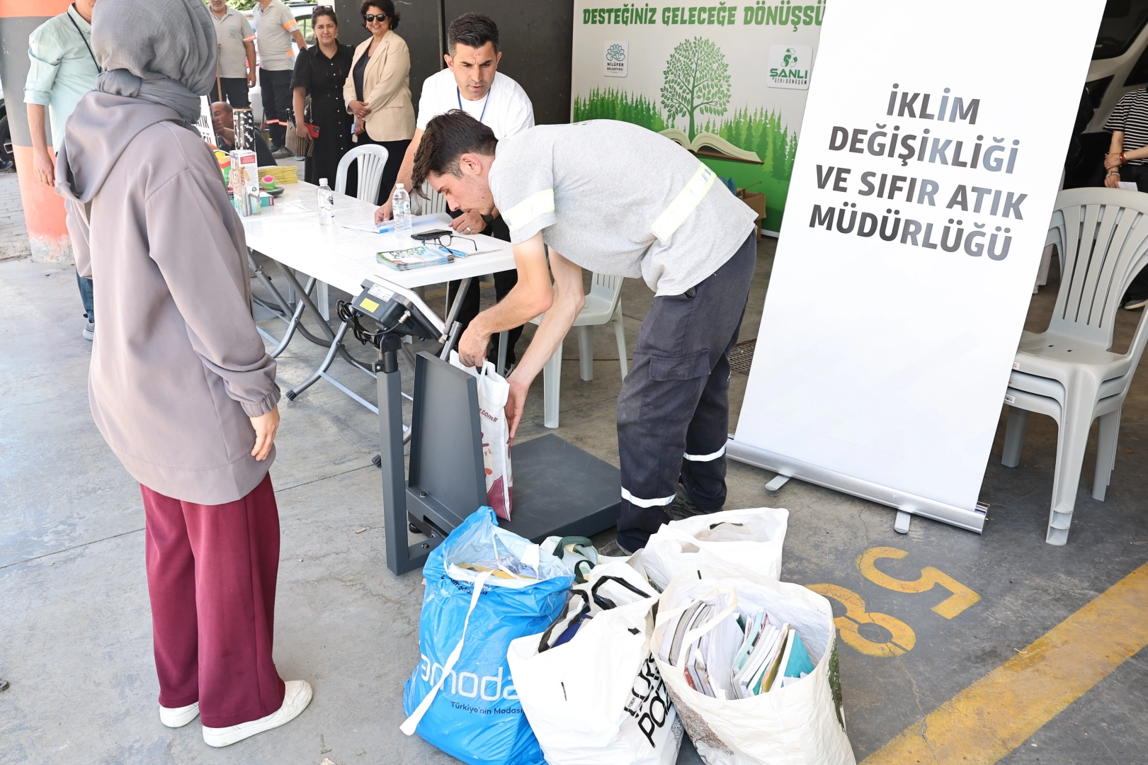 Atık Kağıtları Getiren Hediye Kazanıyor