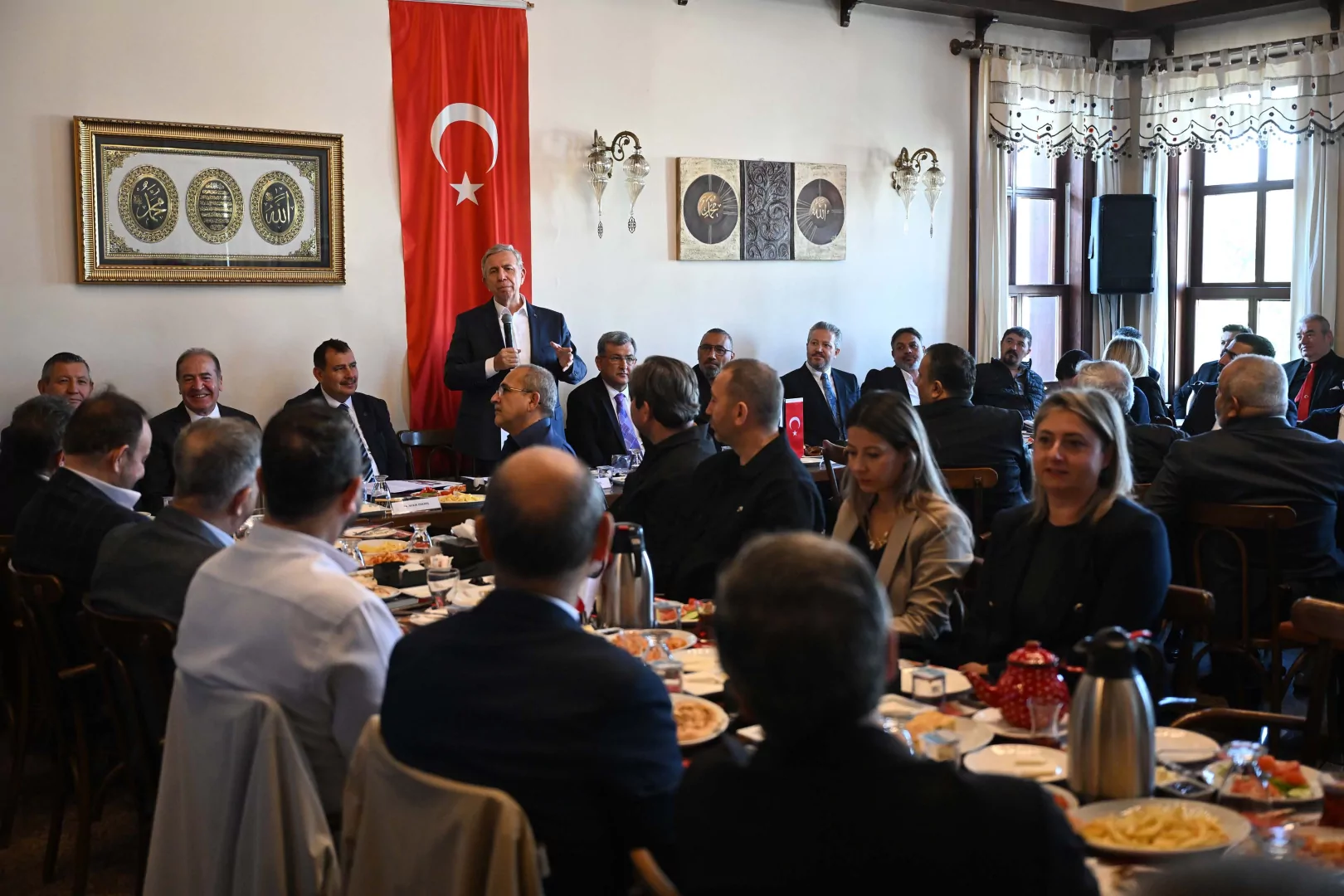 Mansur Yavaş, Tarihi D&ouml;n&uuml;ş&uuml;m Sonrası Anafartalar Caddesi Esnafıyla Buluştu