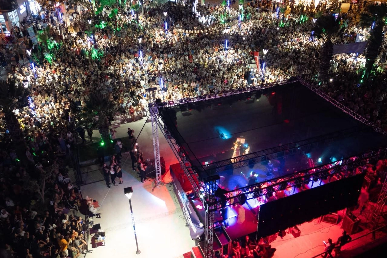 Didim &Ccedil;andarlı'da&nbsp;Cumhuriyet Meydanı Coşkulu Bir T&ouml;renle A&ccedil;ıldı