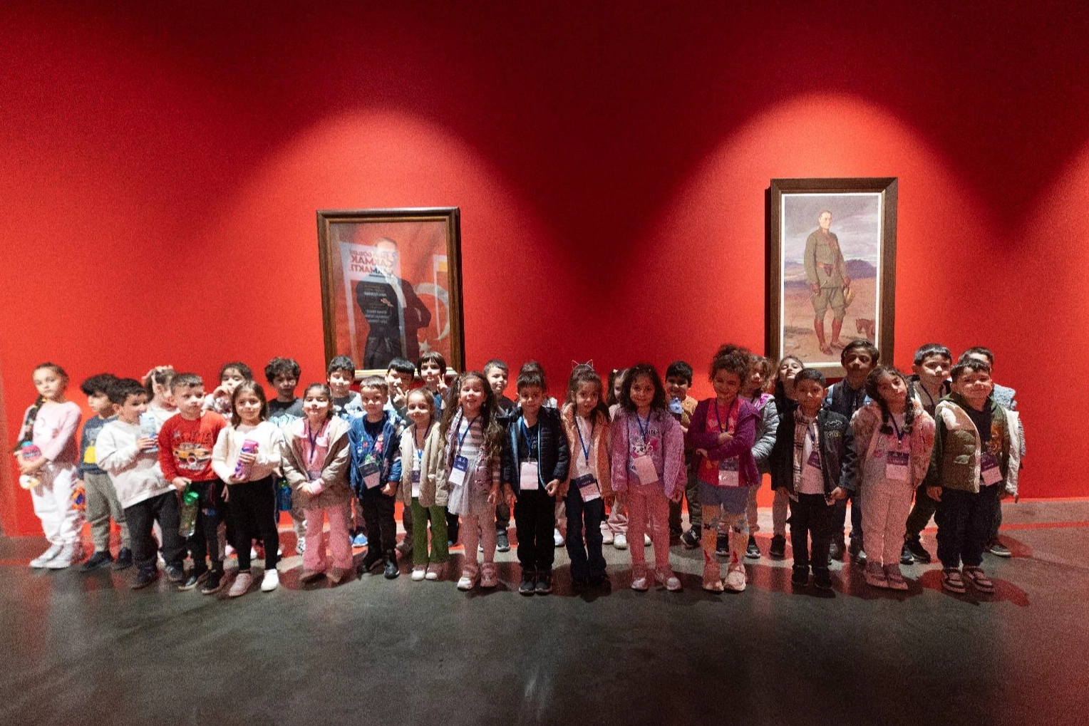 İzmir'de Sevginin En Saf Hali Minik Ellerde Sergiye Dönüştü