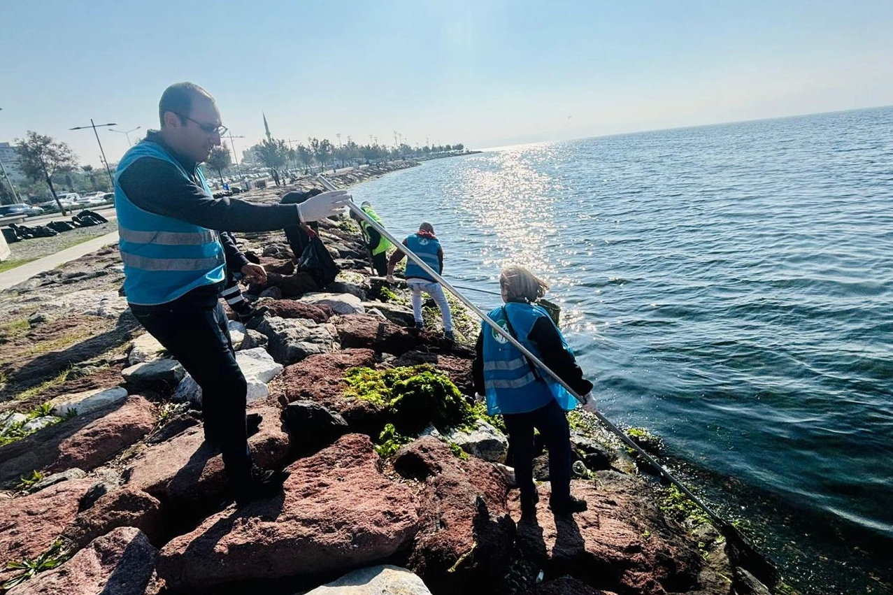 Doğaseverlerden Karşıyaka'da Kıyı Temizliği