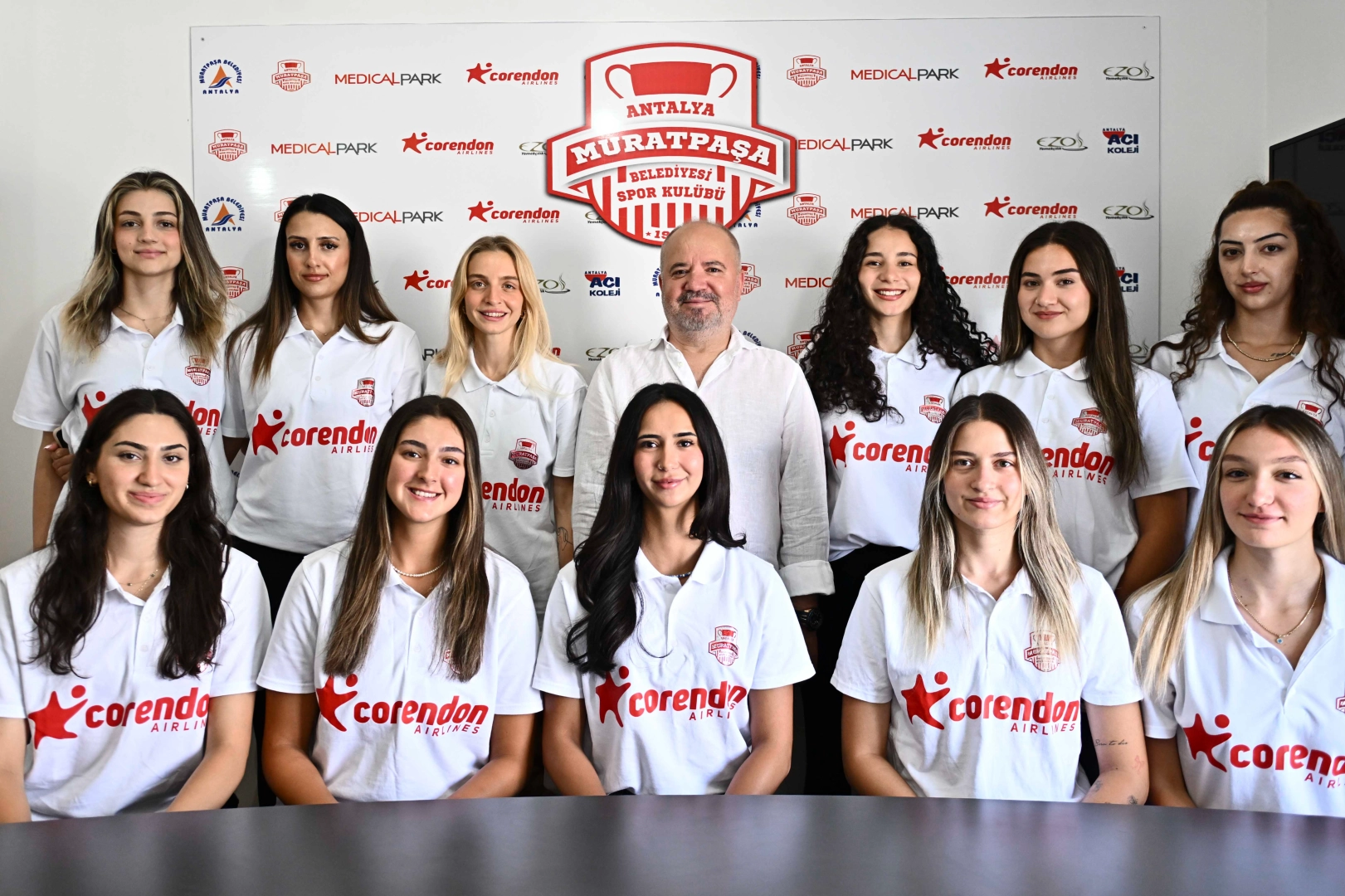 Muratpaşa&rsquo;nın Sultanları Yeni Sezon İ&ccedil;in S&ouml;zleşmelerini İmzaladı
