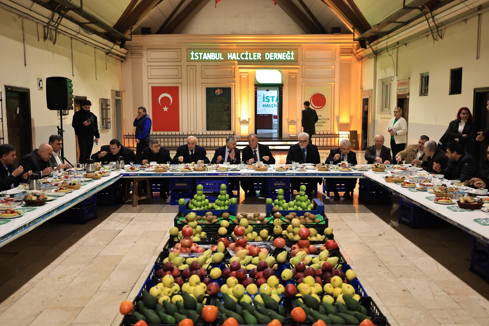 İBB Başkanvekili&nbsp; Aslan,&nbsp;Hal Esnafı ile Sahurda Bir Araya Geldi&nbsp;