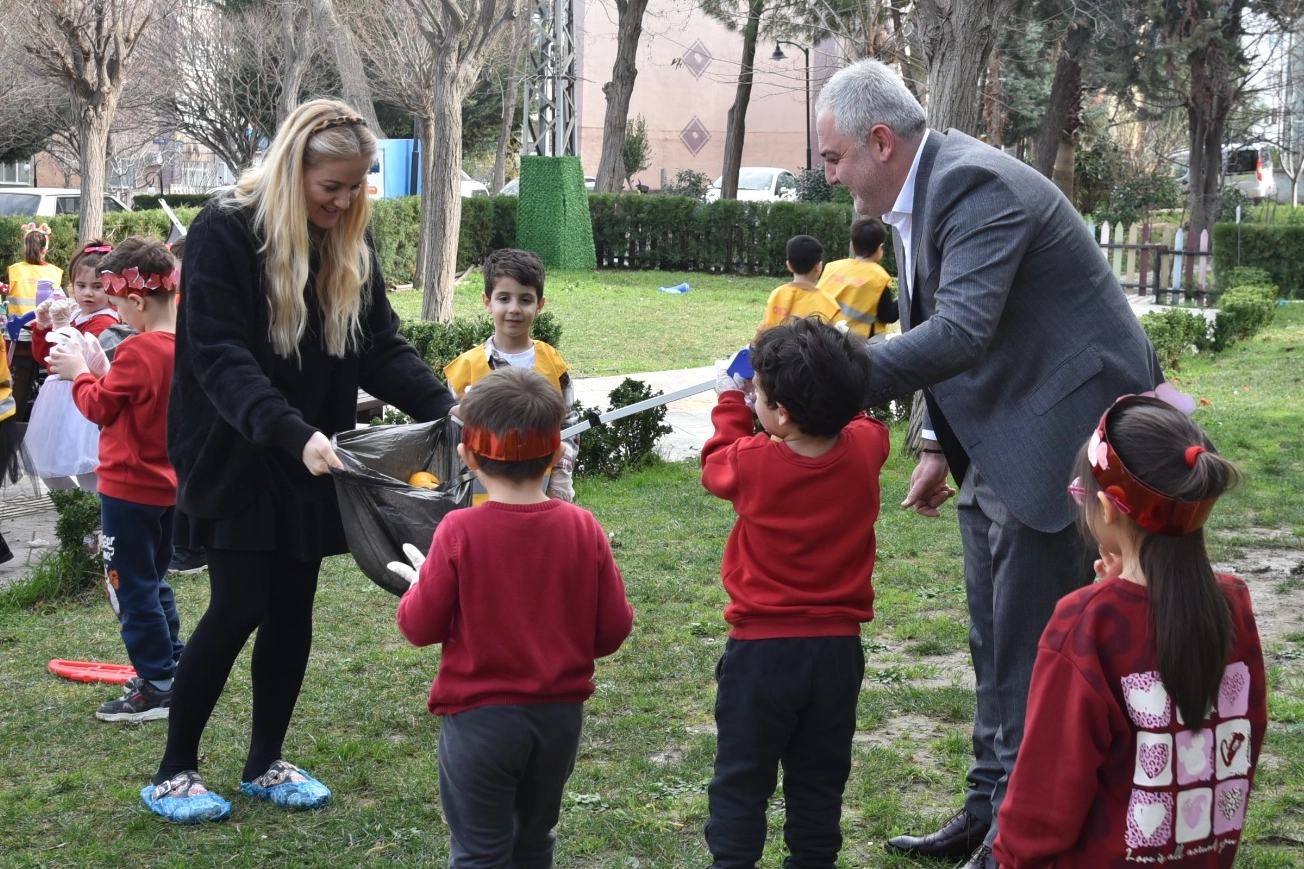 Ata&ccedil;ocuklu Miniklerinden &Ouml;rnek &Ccedil;evre Etkinliği