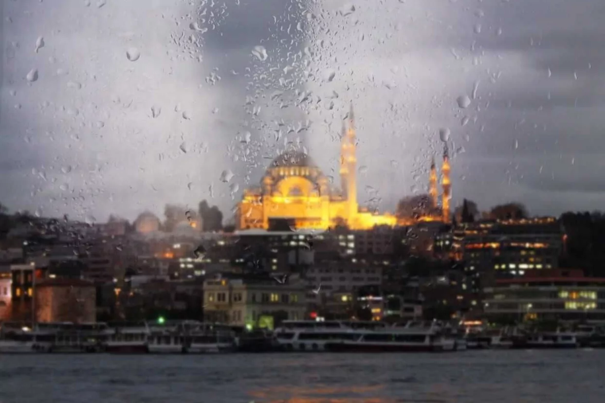 İstanbul, Kocaeli, Yalova, Sakarya ve Zonguldak'ta eğitime 1 g&uuml;n ara verildi! Motosikletlerin trafiğe &ccedil;ıkışı yasaklandı