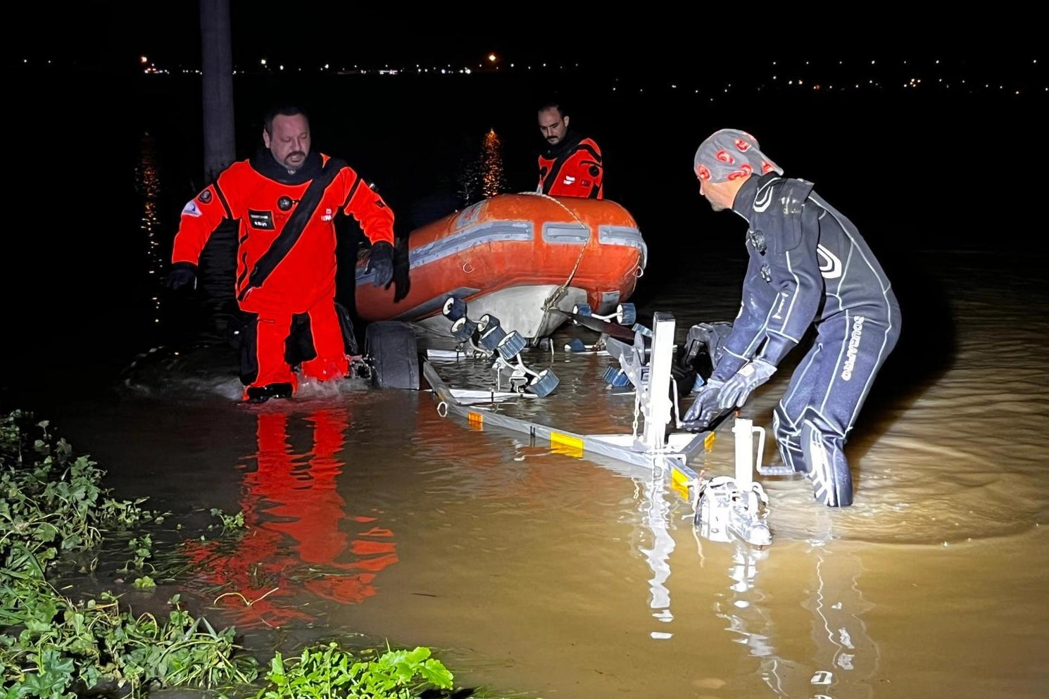 İzmir İtfaiyesi Sessiz Canlar i&ccedil;in Zamanla Yarıştı