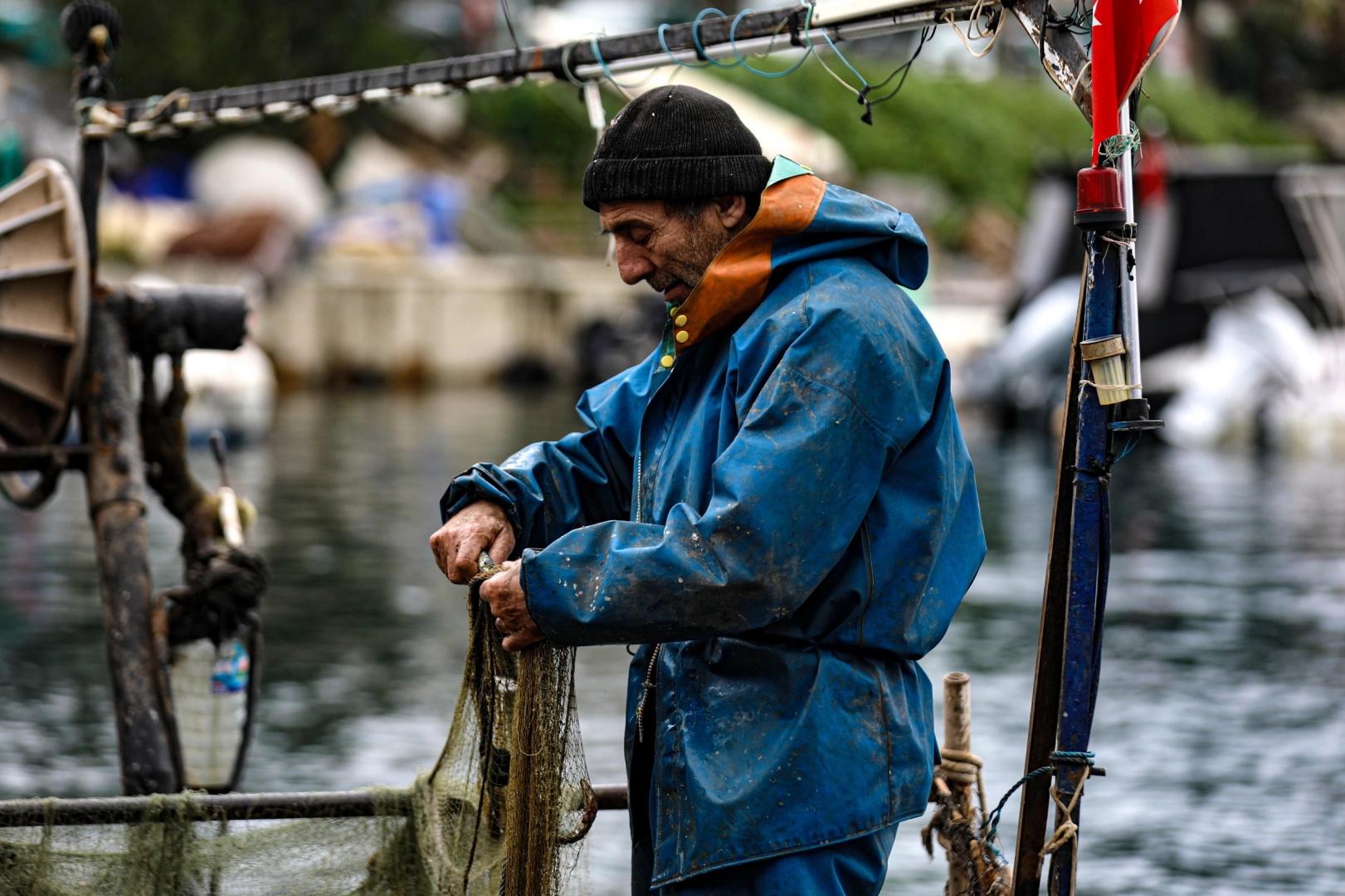 Ekmeğini Denizden &Ccedil;ıkaran Balık&ccedil;ılara B&uuml;y&uuml;kşehir&rsquo;den Mazot Desteği