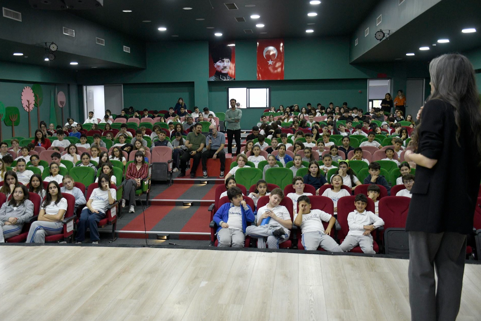 Kuşadası&rsquo;nda &Ouml;ğrencilere Sosyal Girişimcilik Semineri