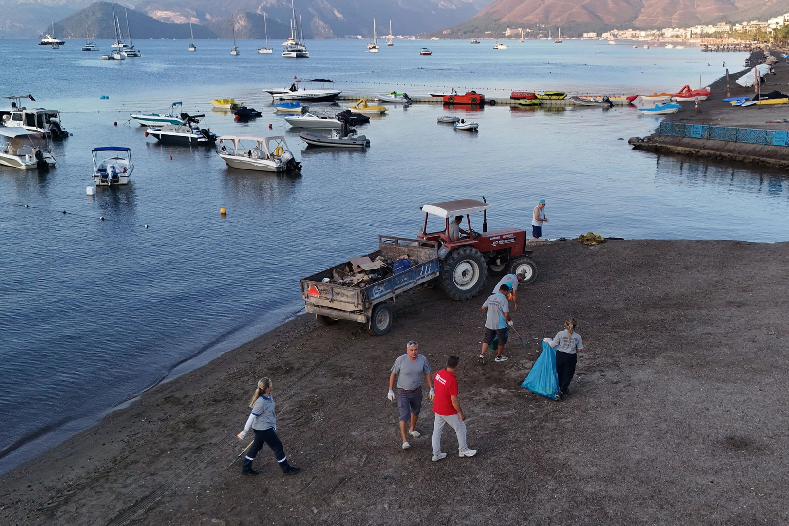 Marmaris&nbsp;Halk Plajı G&uuml;ne Temizlikle Başlıyor