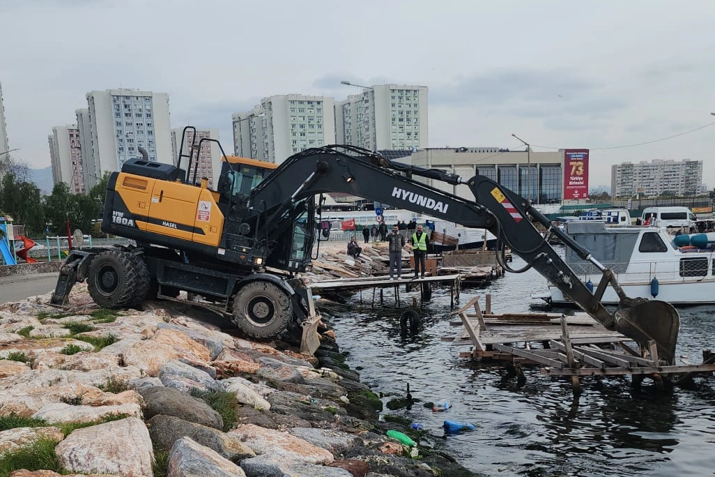 İzmir Karşıyaka’daki kaçak iskeleler yıkılıyor