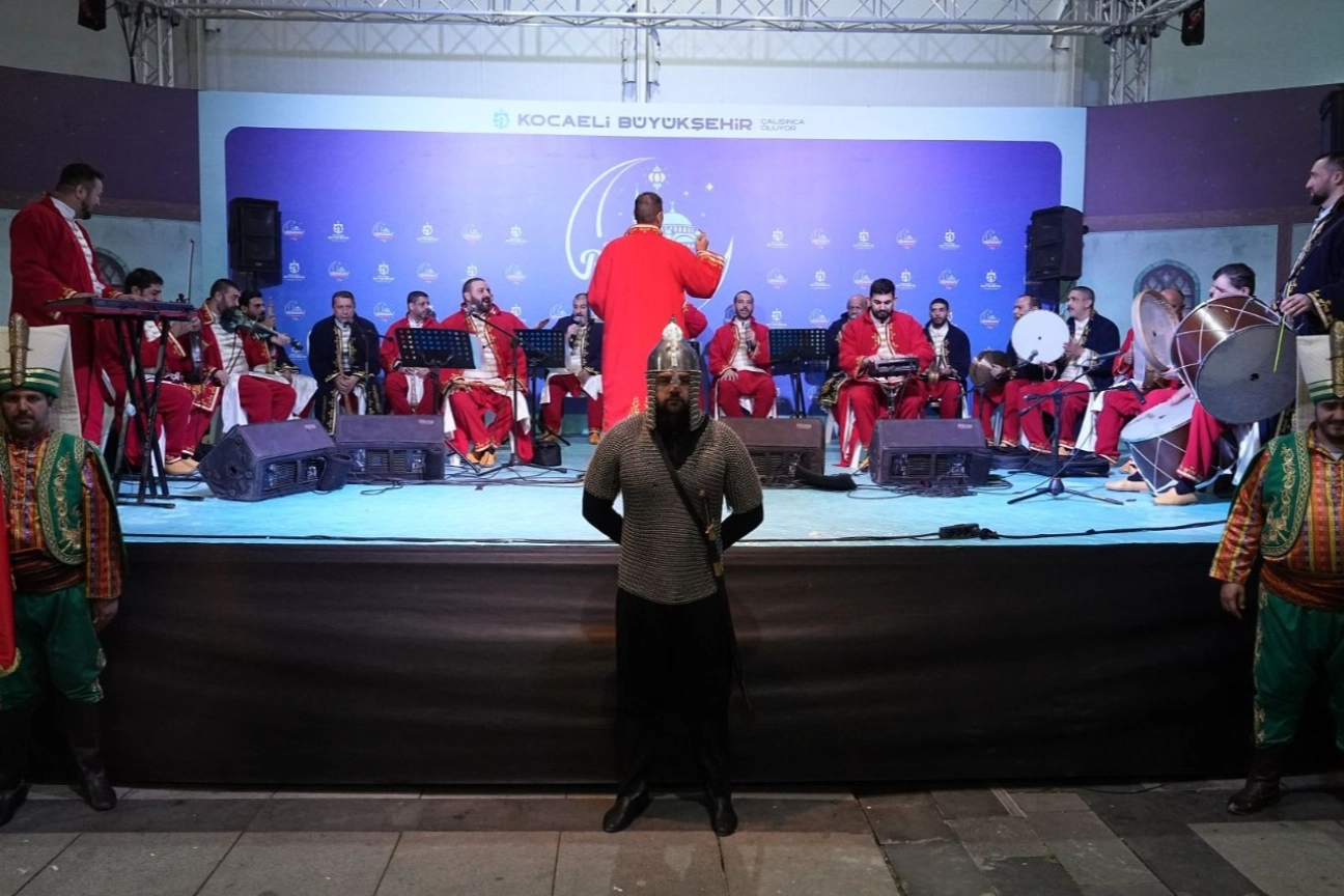 İzmit Kent Meydanı'nda Ramazan Dopdolu Ge&ccedil;ti