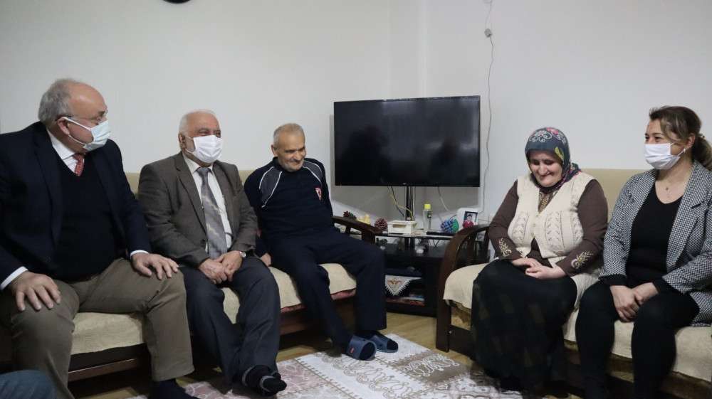 Gösterişli, görme engelli aileyi ziyaret etti