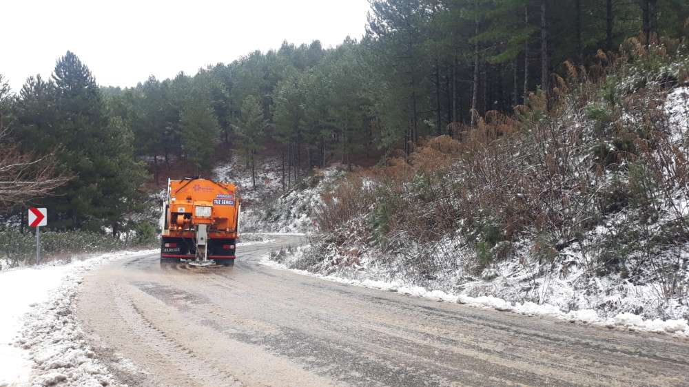 Aydın Büyükşehir Belediyesi ekipleri karla mücadele çalışmalarına başladı