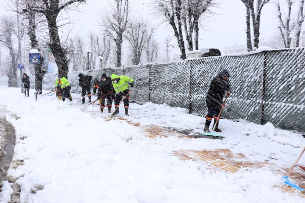 Düzce'de dört bir yanda kar mesaisi