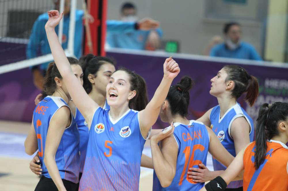 Adana Büyükşehir Kadın Voleybol Takımı galibiyet serisini sürdürüyor