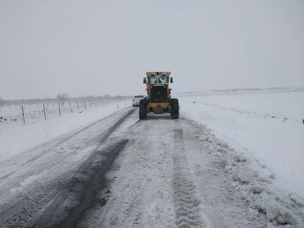 B&uuml;y&uuml;kşehir ekipleri, karla m&uuml;cadele &ccedil;alışmalarını s&uuml;rd&uuml;r&uuml;yor 