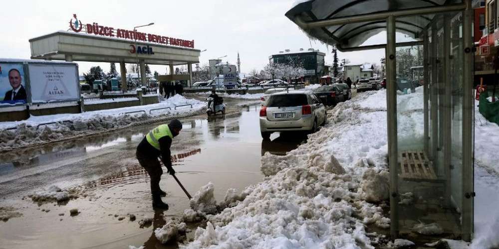 Düzce'de kar temizliği devam ediyor 