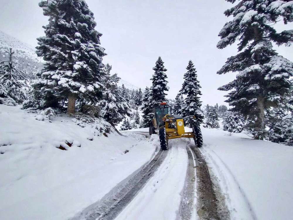 Adana Büyükşehir Belediyesi karla mücadelede 24 saat görev başında