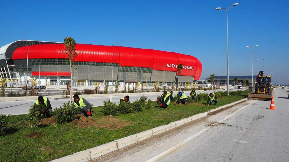 Orta refüj ve kavşaklarda bitkilendirme çalışmaları devam ediyor