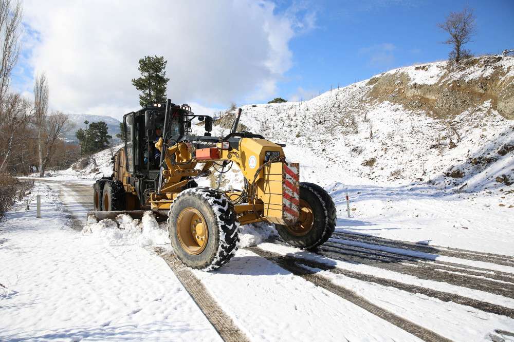 Denizli Büyükşehir 11 ilçede karla mücadele etti