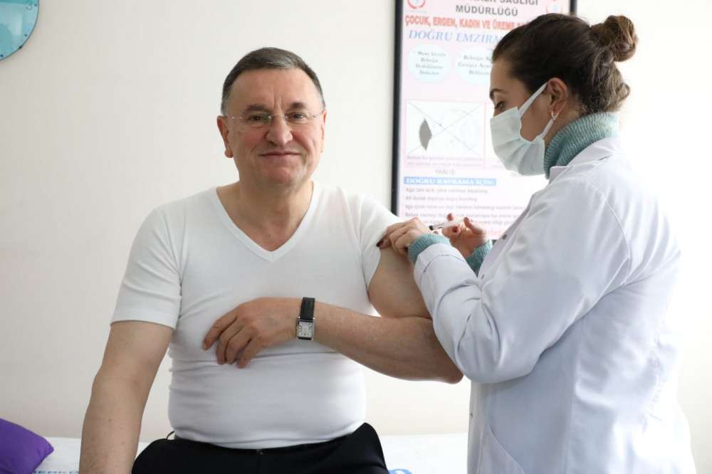 Başkan Savaş, koronavirüs aşısı yaptırdı 