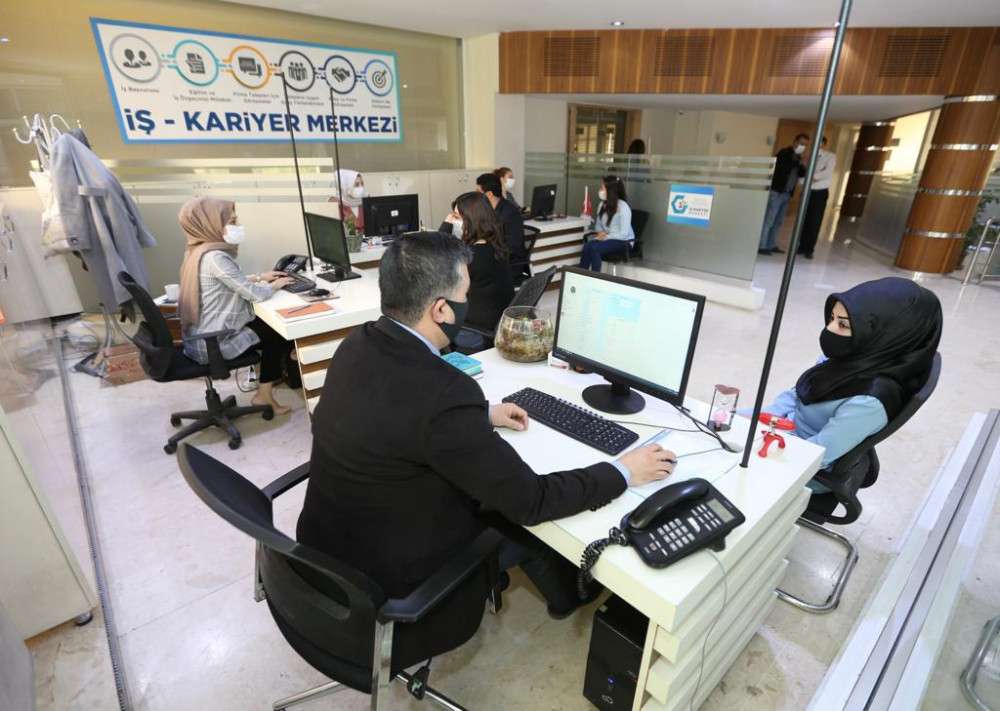 Gaziantep Büyükşehir'in İş ve Kariyer Merkezi yüzlerce vatandaşı iş sahibi yaptı 