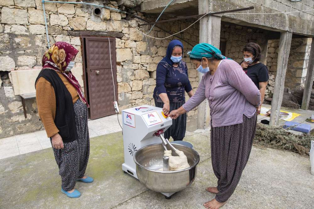 Mersin Büyükşehir'in dağıttığı hamur yoğurma makineleri, genç kızları da ekmek yapmaya yönlendirdi