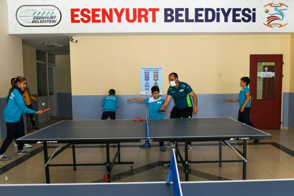 Esenyurtlu çocuklar, masa tenisi kursunda hem eğleniyor hem sosyalleşiyor