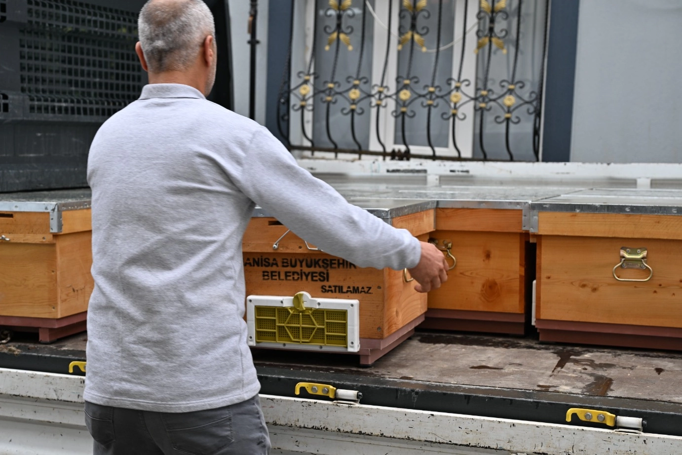 Sel Mağduru Arıcıya Kovan Desteği