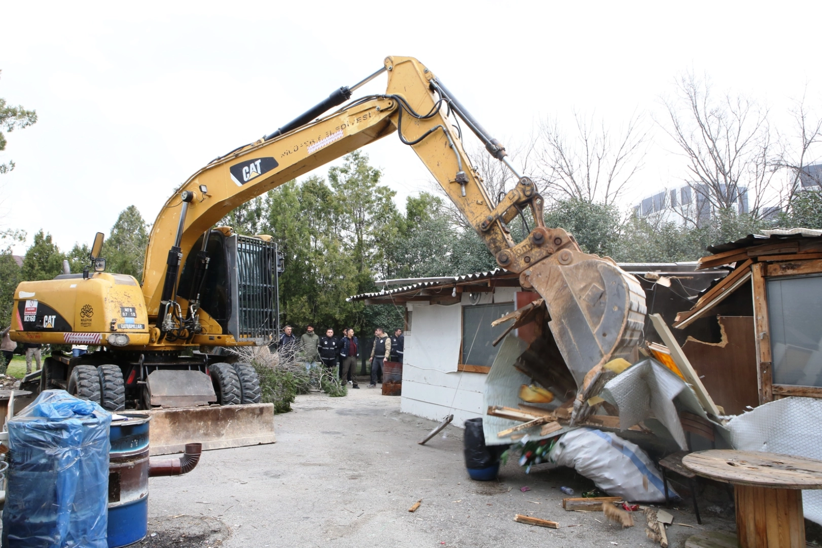 Ka&ccedil;ak Barakalar Yıkıldı