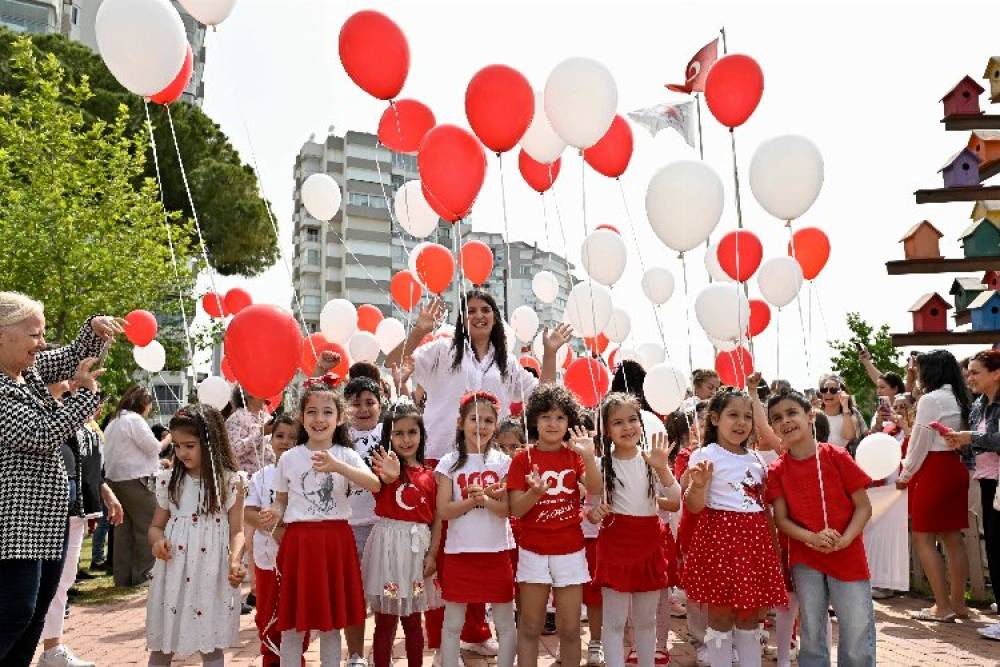 Antalya'dan kırmızı beyaz balonlar gökyüzüne bırakıldı