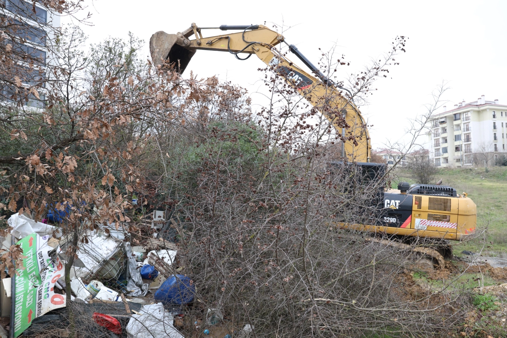 Nil&uuml;fer Belediyesi Balkan Mahallesi&rsquo;nde Ka&ccedil;ak Barakaları Yıktı
