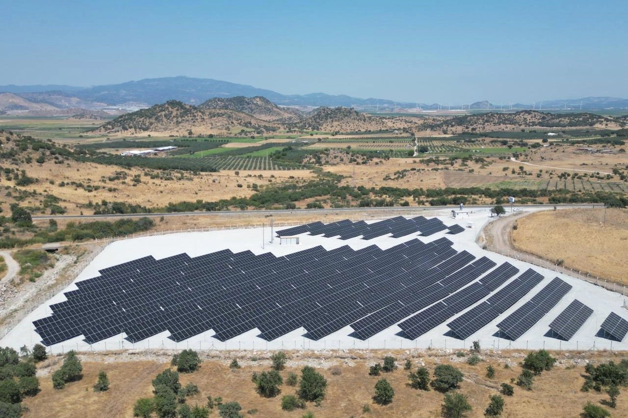Dikili&rsquo;nin G&uuml;neş Enerjisi Santrali Elektrik &Uuml;retmeye Başladı