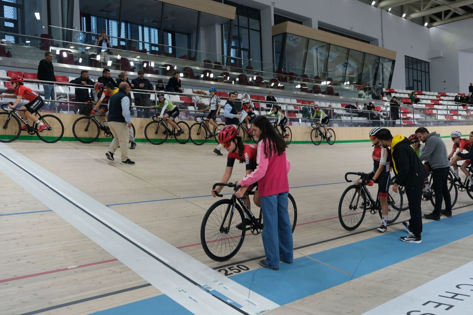 T&uuml;rk Bisikletinin Geleceği Konya Veledromu&rsquo;nda Piste &Ccedil;ıktı