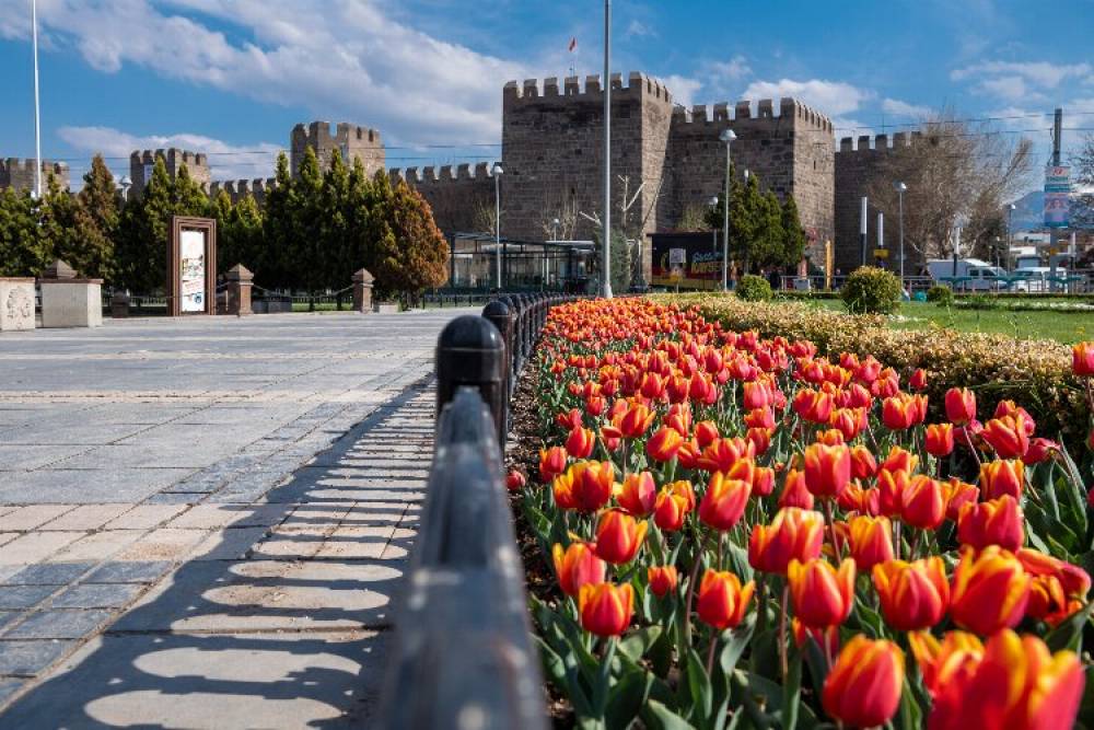 Büyükşehir, Kayseri’yi çiçek bahçesine dönüştürüyor, 1 milyon çiçeği toprakla buluşturuyor
