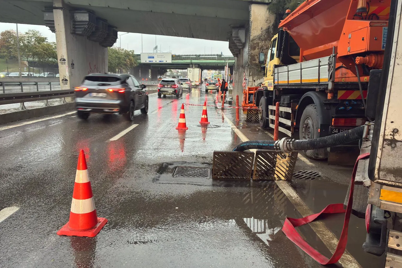 İstanbul'da Sağanak ve Fırtına Etkisini S&uuml;rd&uuml;r&uuml;yor