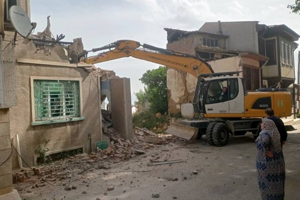 Osmangazi Belediyesi metruk binaları tek tek yıkıyor