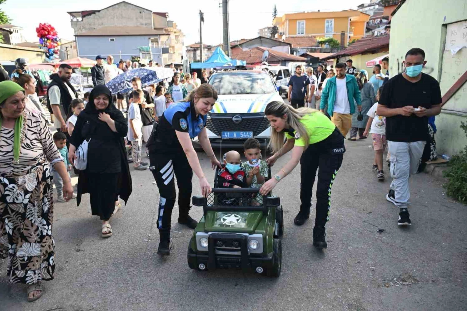 Kocaeli Polisinden L&ouml;semi Hastası Minik Halime&rsquo;ye Bayram S&uuml;rprizi