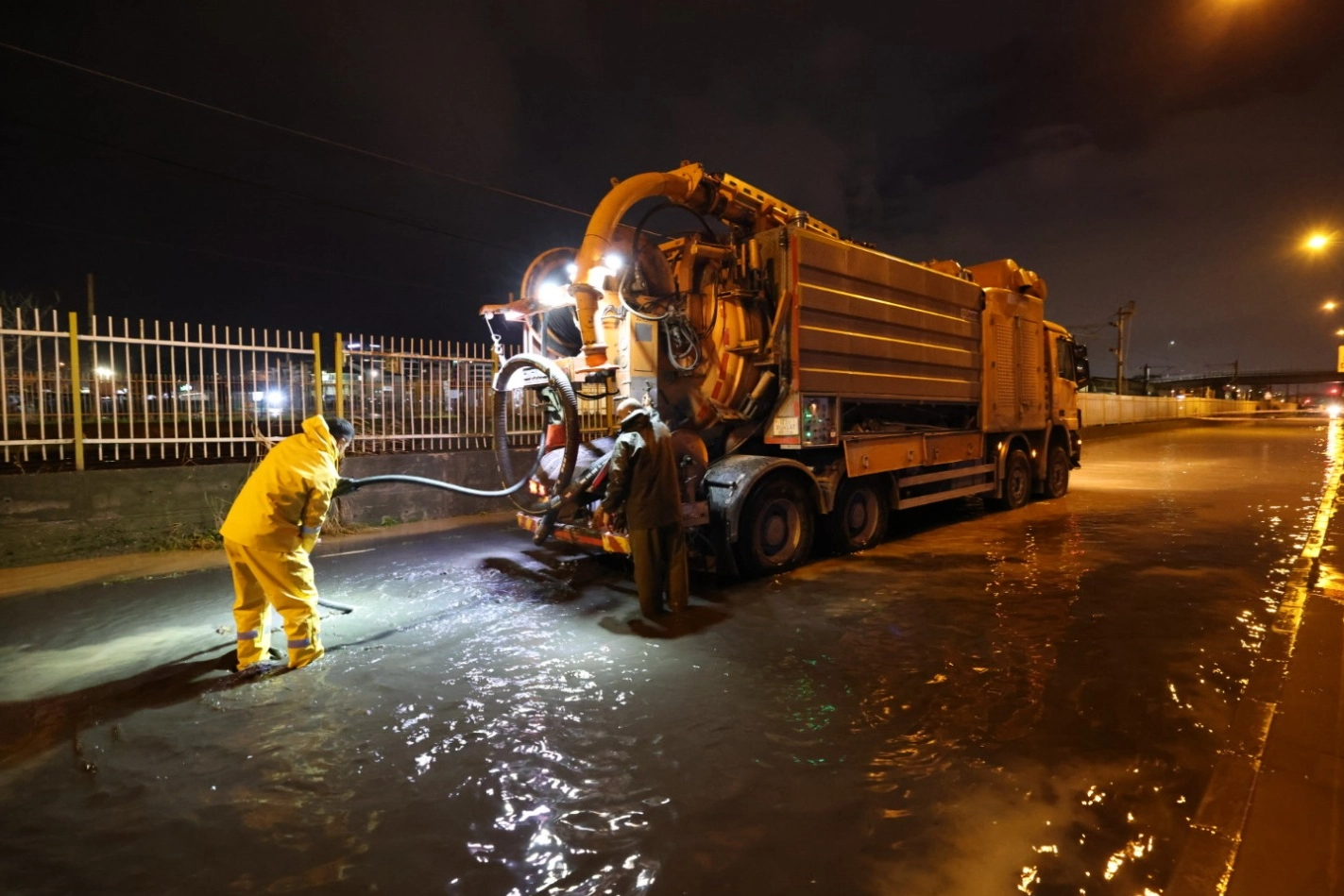 İzmir B&uuml;y&uuml;kşehir Belediyesi Ekiplerinden Sağanak Yağış Seferberliği
