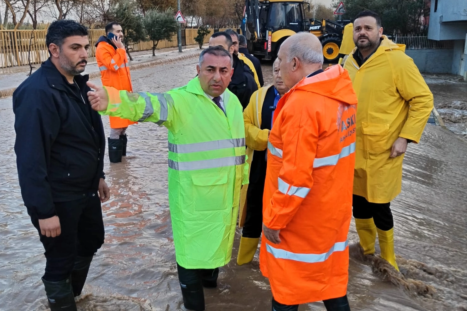 Adana&nbsp;B&uuml;y&uuml;kşehir, Su Baskınlarından Etkilenen Vatandaşın Yanında