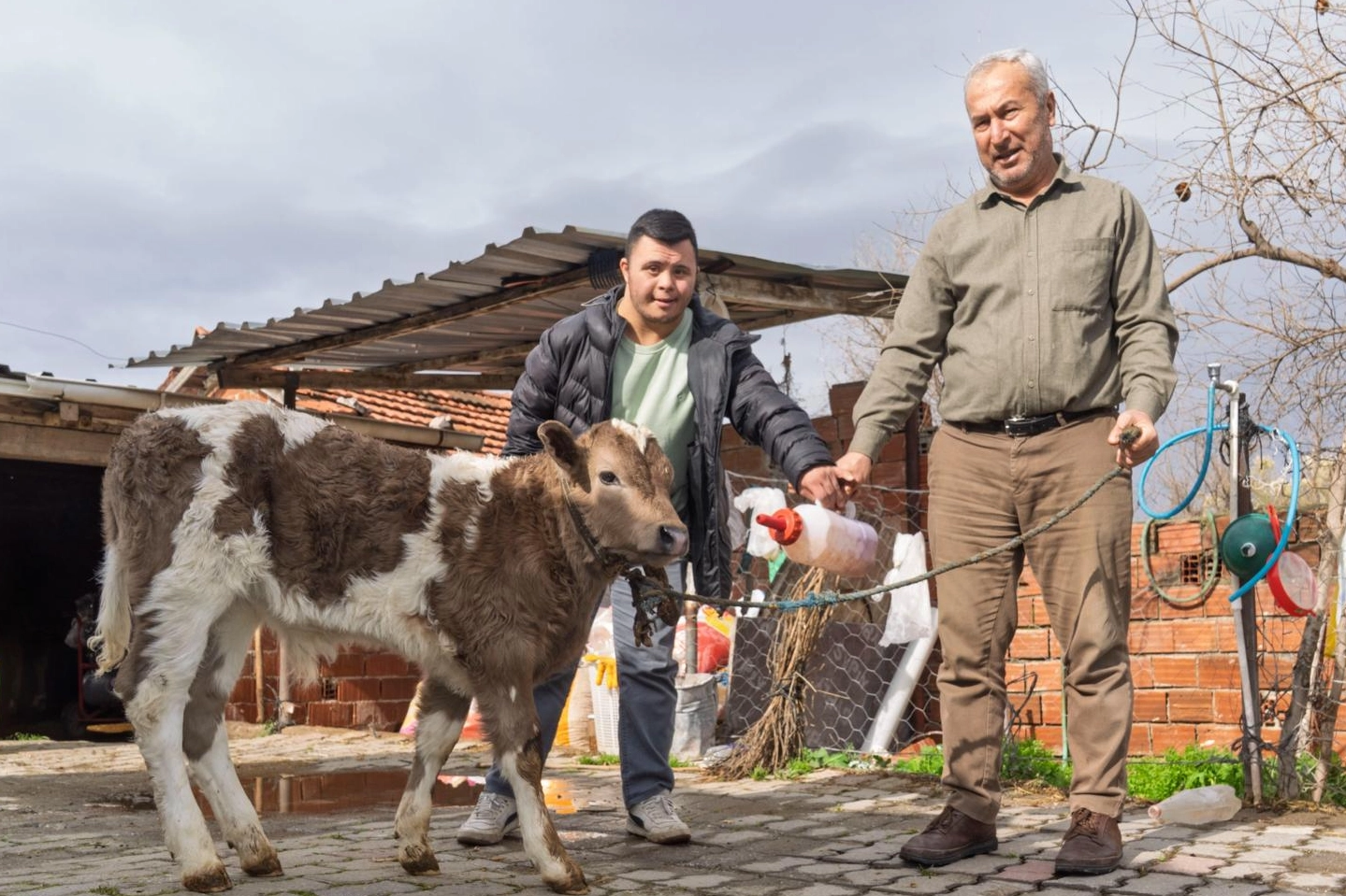 İzmir'de&nbsp;&Ccedil;ift&ccedil;iye Buzağı Kiti ve Dezenfektan Desteği