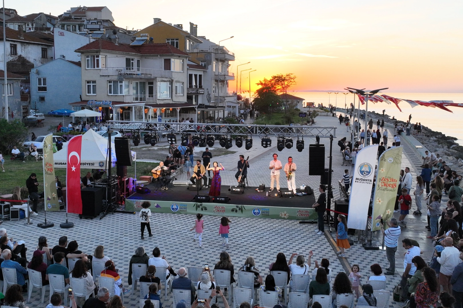 Tirilye&rsquo;de 2. Zeytin &Ccedil;i&ccedil;eği Festivali Başladı