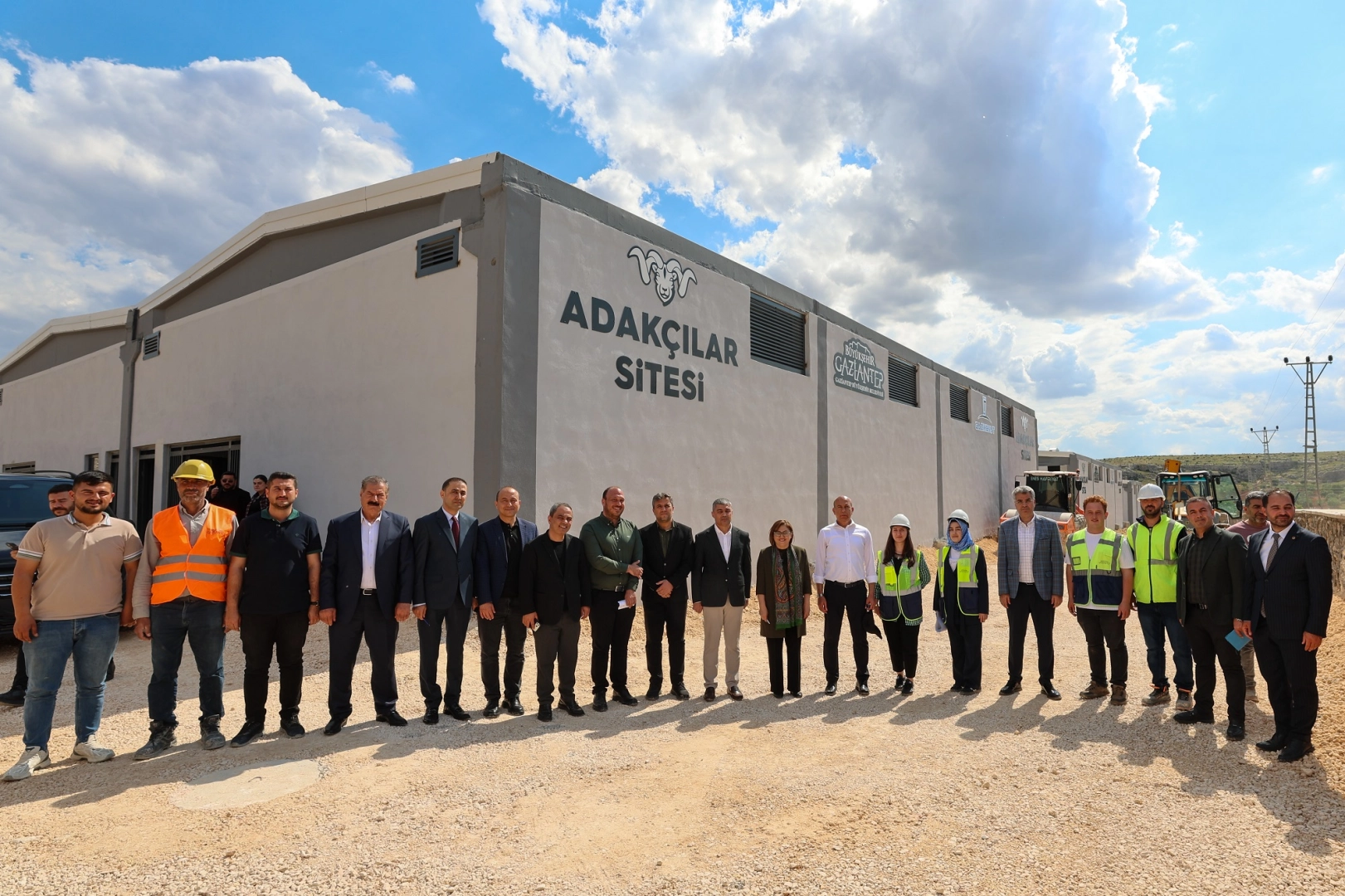 Başkan Şahin, Gazi Konut Tarafından Yapılan Yeni Adak&ccedil;ılar Sitesi&rsquo;ni İnceledi
