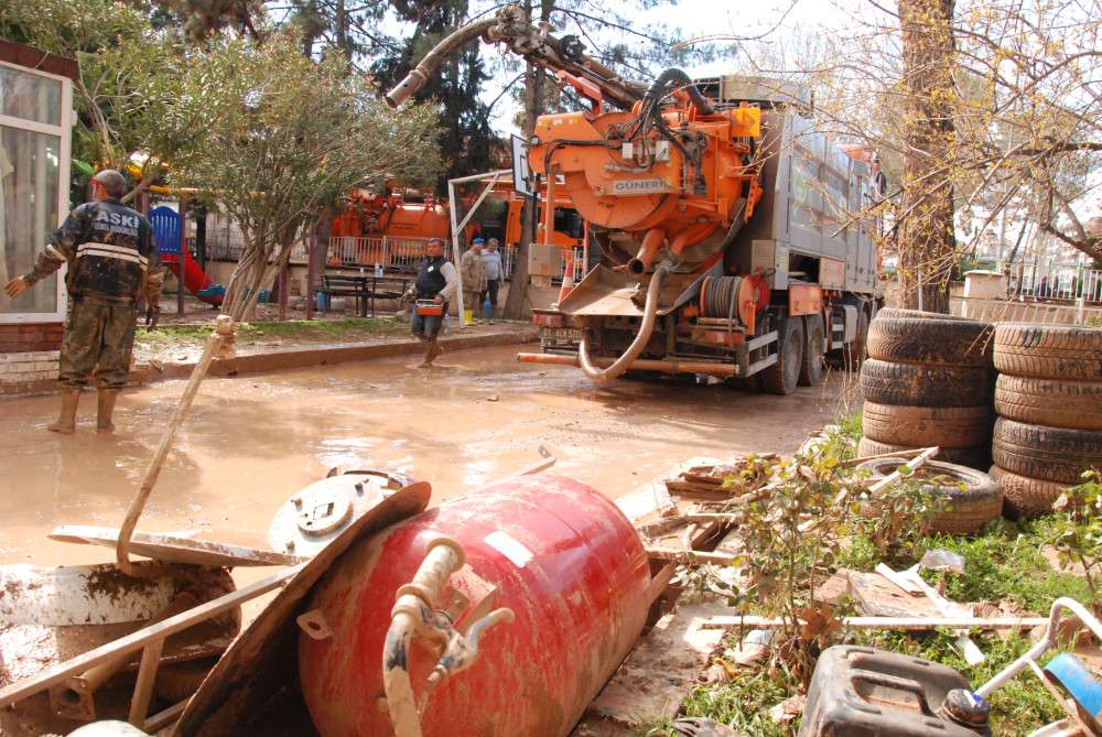ASKİ, sel felaketinin ardından Şanlıurfalıların yardımına koştu